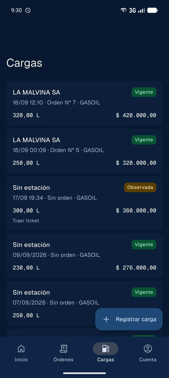 Historial de cargas en la app: cada una con su estación, litros e importe, cuatro vigentes y una observada con el motivo "Traer ticket".