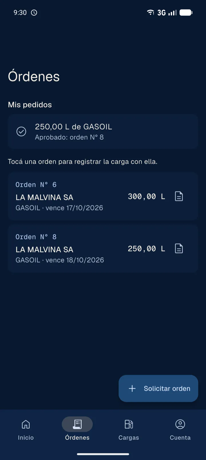 Órdenes en la app: un pedido aprobado, dos órdenes disponibles con su estación y sus litros, y el botón para solicitar otra.
